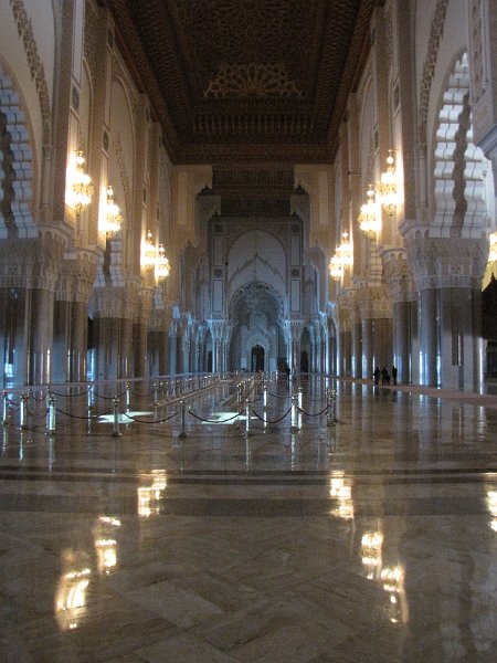 120312_binnenzijde moskee hassan ii.jpg - De binnenzijde van de moskee. Er is plaats voor 25.000 gelovigen. De moskee is gedeeltelijk gebouwd boven het water en voorzien van een glazen vloer. Het dak kan opengeschoven worden.